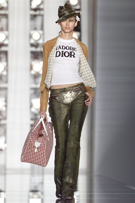 J'ADORE DIORと大きく刷った白いTシャツに、革のパンツとモノグラム柄のバッグを合わせた一着